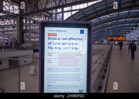 Londres, Royaume-Uni. 3 mars 2022. La deuxième grève complète des stations de métro de Londres a lieu le 3 mars, mettant ainsi à l'arrêt tous les services souterrains et les stations de métro verrouillées. Les voyageurs se rendent dans le centre de Londres en train ou en bus. Image : gare de Waterloo. Crédit : Malcolm Park/Alay Live News Banque D'Images