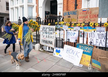 Éditeurs - Veuillez noter la langue sur les écriteaux. Un groupe de personnes soutenant l'organisation caritative Sunflower of Peace arrive pour placer des tournesols à l'extérieur de l'ambassade de Russie à l'ouest de Londres, pour marquer la première semaine de l'invasion de l'Ukraine par la Russie. Date de la photo: Jeudi 3 mars 2022. Voir PA Story POLITICS Ukraine. Le crédit photo devrait se lire comme suit : Dominic Lipinski/PA Wire Banque D'Images