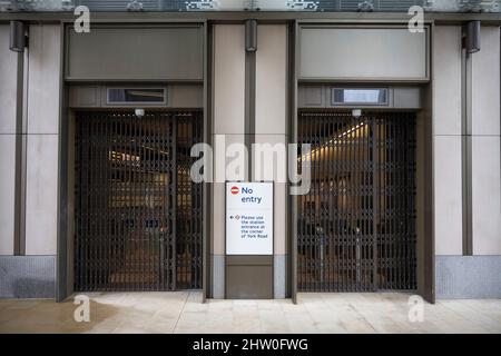 Londres, Royaume-Uni. 3 mars 2022. La deuxième grève complète des stations de métro de Londres a lieu le 3 mars, mettant ainsi à l'arrêt tous les services souterrains et les stations de métro verrouillées. Les voyageurs se rendent dans le centre de Londres en train ou en bus. Crédit : Malcolm Park/Alay Live News Banque D'Images