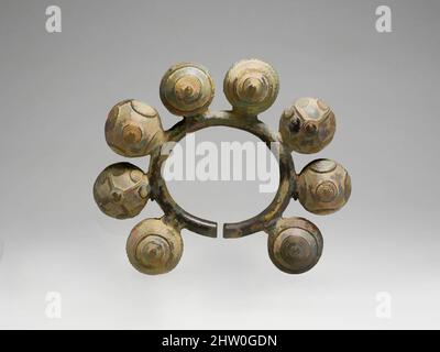 Art inspiré par la cheville Bells, début du 19th siècle, Côte d'Ivoire, Dan, Wobe, Métal, diamètre : 8 1/16 po. (20,5 cm), cloche idiophone-secouée-crotale, oeuvres classiques modernisées par Artotop avec une touche de modernité. Formes, couleur et valeur, impact visuel accrocheur sur l'art émotions par la liberté d'œuvres d'art d'une manière contemporaine. Un message intemporel qui cherche une nouvelle direction créative. Artistes qui se tournent vers le support numérique et créent le NFT Artotop Banque D'Images