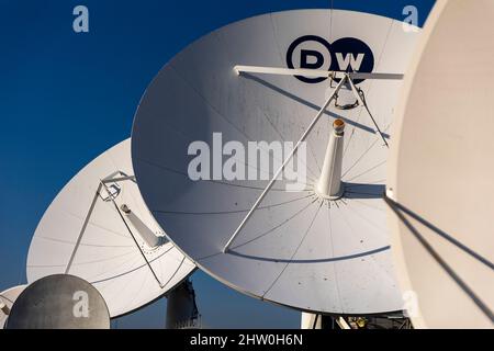 02 mars 2022, Berlin : stand de paraboles sur le toit de la Deutsche Welle (DW). Deutsche Welle (DW) est le radiodiffuseur étranger de la République fédérale d'Allemagne. Photo: Carsten Koall/dpa Banque D'Images