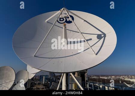 02 mars 2022, Berlin : stand de paraboles sur le toit de la Deutsche Welle (DW). Deutsche Welle (DW) est le radiodiffuseur étranger de la République fédérale d'Allemagne. Photo: Carsten Koall/dpa Banque D'Images