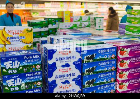 Emballages de lait empilés au supermarché, Urumqi, Xinjiang, Chine Banque D'Images