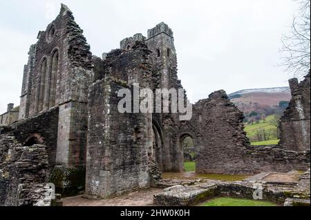 Prieuré de Llanthony dans la région des montagnes noires du parc national de Brecon Beacons à Monbucshire, au sud-est du pays de Galles Banque D'Images