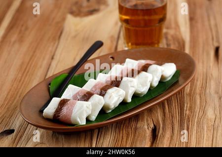 Getuk Tigna Warna ou Getuk Trio, en-cas javanais traditionnel sucré de Magelang. Un mélange de manioc, de sucre et de noix de coco Banque D'Images