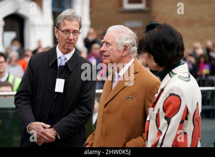 Le Prince de Galles (au centre) discute avec le sculpteur Ian Rank Broadley (à gauche) et Maggie Carver (à droite) lors d'une visite à Winchester pour admirer la statue récemment dévoilée de Licoricia de Winchester et pour ouvrir officiellement l'Arc. Date de la photo: Jeudi 3 mars 2022. Banque D'Images