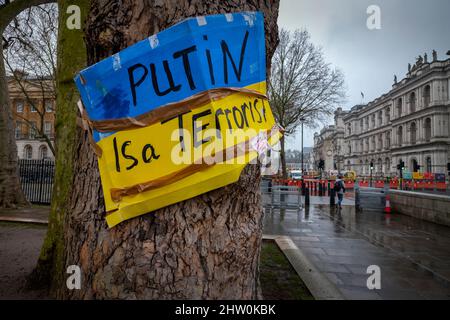 Londres, Royaume-Uni. 3rd mars 2022. Poutine est un signe terroriste à Whitehall Londres Royaume-Uni en réaction à l'invasion de l'Ukraine. 3rd mars 2022. Un panneau appelant le président Russin Vladimir Poutine un terroriste coincé sur un arbre à Whitehall, le centre du gouvernement britannique et en face de Downing Street, la maison du Premier ministre britannique, à Londres Angleterre Royaume-Uni. Crédit : BRIAN HARRIS/Alay Live News Banque D'Images