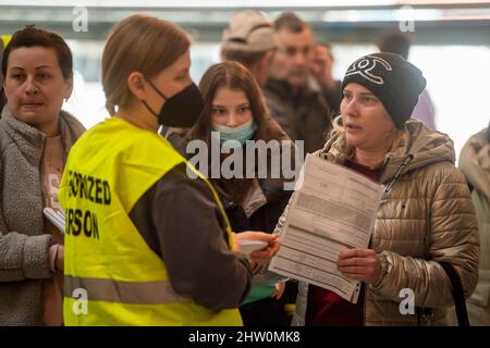 Kutna Hora, République tchèque. 03rd mars 2022. Le nouveau centre régional d'assistance aux réfugiés ukrainiens a commencé à fonctionner le 3 mars 2022 à la Galerie centrale de la Bohème (GASK) à Kutna Hora (République tchèque). Les Ukrainiens fuient la guerre après que l'Ukraine ait été attaquée par la Russie. Les réfugiés sont en mesure d'organiser les documents nécessaires, y compris l'assurance maladie, et ils auront une aide humanitaire de base dans le centre. En outre, les employés du bureau du travail seront sur place pour leur offrir des conseils. Crédit : Josef Vostarek/CTK photo/Alay Live News Banque D'Images