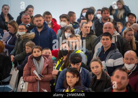 Kutna Hora, République tchèque. 03rd mars 2022. Le nouveau centre régional d'assistance aux réfugiés ukrainiens a commencé à fonctionner le 3 mars 2022 à la Galerie centrale de la Bohème (GASK) à Kutna Hora (République tchèque). Les Ukrainiens fuient la guerre après que l'Ukraine ait été attaquée par la Russie. Les réfugiés sont en mesure d'organiser les documents nécessaires, y compris l'assurance maladie, et ils auront une aide humanitaire de base dans le centre. En outre, les employés du bureau du travail seront sur place pour leur offrir des conseils. Crédit : Josef Vostarek/CTK photo/Alay Live News Banque D'Images