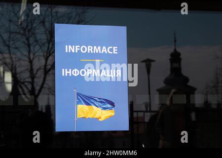 Kutna Hora, République tchèque. 03rd mars 2022. Le nouveau centre régional d'assistance aux réfugiés ukrainiens a commencé à fonctionner le 3 mars 2022 à la Galerie centrale de la Bohème (GASK) à Kutna Hora (République tchèque). Les Ukrainiens fuient la guerre après que l'Ukraine ait été attaquée par la Russie. Les réfugiés sont en mesure d'organiser les documents nécessaires, y compris l'assurance maladie, et ils auront une aide humanitaire de base dans le centre. En outre, les employés du bureau du travail seront sur place pour leur offrir des conseils. Crédit : Josef Vostarek/CTK photo/Alay Live News Banque D'Images