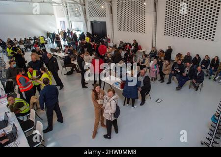 Kutna Hora, République tchèque. 03rd mars 2022. Le nouveau centre régional d'assistance aux réfugiés ukrainiens a commencé à fonctionner le 3 mars 2022 à la Galerie centrale de la Bohème (GASK) à Kutna Hora (République tchèque). Les Ukrainiens fuient la guerre après que l'Ukraine ait été attaquée par la Russie. Les réfugiés sont en mesure d'organiser les documents nécessaires, y compris l'assurance maladie, et ils auront une aide humanitaire de base dans le centre. En outre, les employés du bureau du travail seront sur place pour leur offrir des conseils. Crédit : Josef Vostarek/CTK photo/Alay Live News Banque D'Images