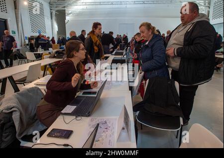 Kutna Hora, République tchèque. 03rd mars 2022. Le nouveau centre régional d'assistance aux réfugiés ukrainiens a commencé à fonctionner le 3 mars 2022 à la Galerie centrale de la Bohème (GASK) à Kutna Hora (République tchèque). Les Ukrainiens fuient la guerre après que l'Ukraine ait été attaquée par la Russie. Les réfugiés sont en mesure d'organiser les documents nécessaires, y compris l'assurance maladie, et ils auront une aide humanitaire de base dans le centre. En outre, les employés du bureau du travail seront sur place pour leur offrir des conseils. Crédit : Josef Vostarek/CTK photo/Alay Live News Banque D'Images