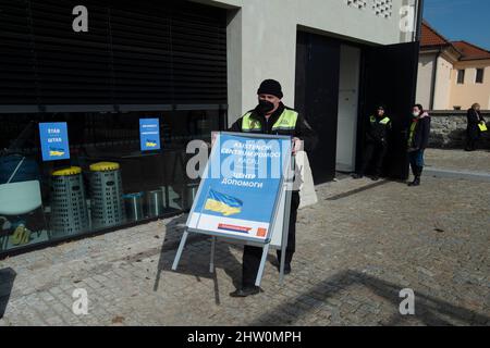 Kutna Hora, République tchèque. 03rd mars 2022. Le nouveau centre régional d'assistance aux réfugiés ukrainiens a commencé à fonctionner le 3 mars 2022 à la Galerie centrale de la Bohème (GASK) à Kutna Hora (République tchèque). Les Ukrainiens fuient la guerre après que l'Ukraine ait été attaquée par la Russie. Les réfugiés sont en mesure d'organiser les documents nécessaires, y compris l'assurance maladie, et ils auront une aide humanitaire de base dans le centre. En outre, les employés du bureau du travail seront sur place pour leur offrir des conseils. Crédit : Josef Vostarek/CTK photo/Alay Live News Banque D'Images