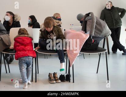 Kutna Hora, République tchèque. 03rd mars 2022. Le nouveau centre régional d'assistance aux réfugiés ukrainiens a commencé à fonctionner le 3 mars 2022 à la Galerie centrale de la Bohème (GASK) à Kutna Hora (République tchèque). Les Ukrainiens fuient la guerre après que l'Ukraine ait été attaquée par la Russie. Les réfugiés sont en mesure d'organiser les documents nécessaires, y compris l'assurance maladie, et ils auront une aide humanitaire de base dans le centre. En outre, les employés du bureau du travail seront sur place pour leur offrir des conseils. Crédit : Josef Vostarek/CTK photo/Alay Live News Banque D'Images