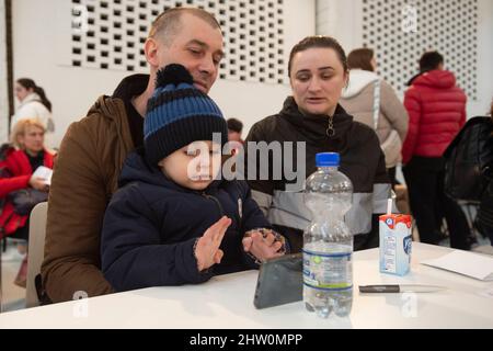 Kutna Hora, République tchèque. 03rd mars 2022. Le nouveau centre régional d'assistance aux réfugiés ukrainiens a commencé à fonctionner le 3 mars 2022 à la Galerie centrale de la Bohème (GASK) à Kutna Hora (République tchèque). Les Ukrainiens fuient la guerre après que l'Ukraine ait été attaquée par la Russie. Les réfugiés sont en mesure d'organiser les documents nécessaires, y compris l'assurance maladie, et ils auront une aide humanitaire de base dans le centre. En outre, les employés du bureau du travail seront sur place pour leur offrir des conseils. Crédit : Josef Vostarek/CTK photo/Alay Live News Banque D'Images