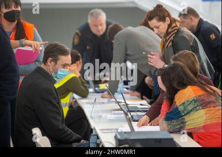 Kutna Hora, République tchèque. 03rd mars 2022. Le nouveau centre régional d'assistance aux réfugiés ukrainiens a commencé à fonctionner le 3 mars 2022 à la Galerie centrale de la Bohème (GASK) à Kutna Hora (République tchèque). Les Ukrainiens fuient la guerre après que l'Ukraine ait été attaquée par la Russie. Les réfugiés sont en mesure d'organiser les documents nécessaires, y compris l'assurance maladie, et ils auront une aide humanitaire de base dans le centre. En outre, les employés du bureau du travail seront sur place pour leur offrir des conseils. Crédit : Josef Vostarek/CTK photo/Alay Live News Banque D'Images