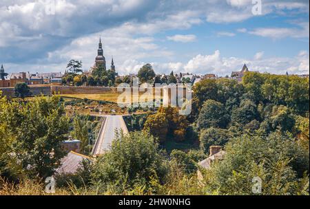 Ville de Dinan, vue de l'autre côté du viaduc, Bretagne, France Banque D'Images