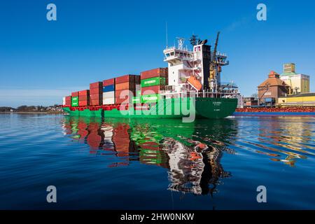 Der Containerfrachter Elbsummer passiert die Rendsburger Hochbrücke über den Kiel-Canal Banque D'Images