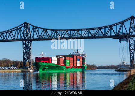 Der Containerfrachter Elbsummer passiert die Rendsburger Hochbrücke über den Kiel-Canal Banque D'Images