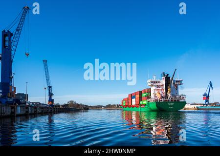 Der Containerfrachter Elbsummer im Nord-Ostsee-Kanal à Rendsburg Banque D'Images