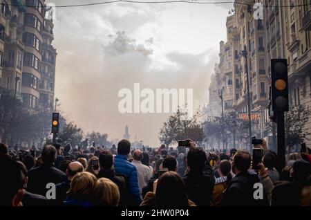 Groupe de personnes regardant le spectacle valencien de la Mascleta de Fallas sur la place de la mairie Banque D'Images