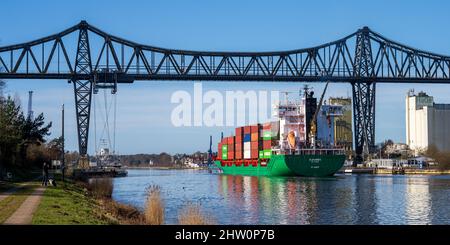 Der Containerfrachter Elbsummer passiert die Rendsburger Hochbrücke über den Kiel-Canal Banque D'Images