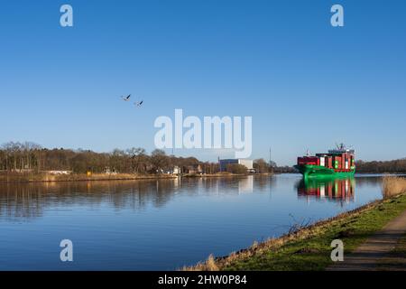 Der Containerfrachter Elbsummer im Nord-Ostsee-Kanal BEI Rendsburg Banque D'Images