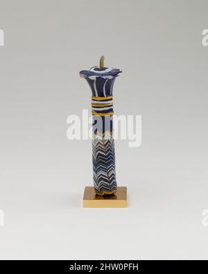 Art inspiré par Kohl tube, Nouveau Royaume, Ramesside, dynastie 19–20, env. 1295–1070 av. J.-C., d'Égypte, verre, H. 9,2 cm (3 5/8 in.), verrerie égyptienne, qui avait atteint un niveau élevé de virtuosité à la fin de la dynastie 18, a continué d'être pratiquée dans la période Ramesside; cependant, la qualité, œuvres classiques modernisées par Artotop avec un peu de modernité. Formes, couleur et valeur, impact visuel accrocheur sur l'art émotions par la liberté d'œuvres d'art d'une manière contemporaine. Un message intemporel qui cherche une nouvelle direction créative. Artistes qui se tournent vers le support numérique et créent le NFT Artotop Banque D'Images