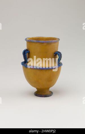 Art inspiré par vase, Nouveau Royaume, Ramesside, dynastie 19–20, env. 1295–1070 C.-B., d'Égypte, verre, H. 10,5 cm (4 1/8 po.), diam. 7,5 cm (2 15/16 in.), la verrerie égyptienne, qui avait atteint un niveau élevé de virtuosité à la fin de la dynastie 18, continua d'être pratiquée dans le Ramesside, œuvres classiques modernisées par Artotop avec un peu de modernité. Formes, couleur et valeur, impact visuel accrocheur sur l'art émotions par la liberté d'œuvres d'art d'une manière contemporaine. Un message intemporel qui cherche une nouvelle direction créative. Artistes qui se tournent vers le support numérique et créent le NFT Artotop Banque D'Images