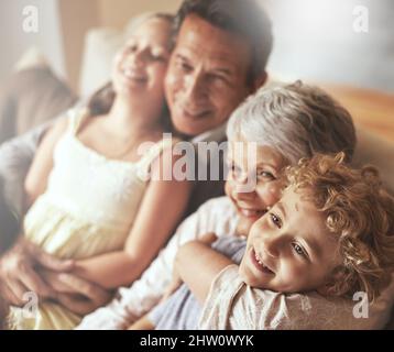 Nos petits-enfants sont nos plus grands dons. Photo des grands-parents qui passent du temps avec leurs petits-enfants. Banque D'Images