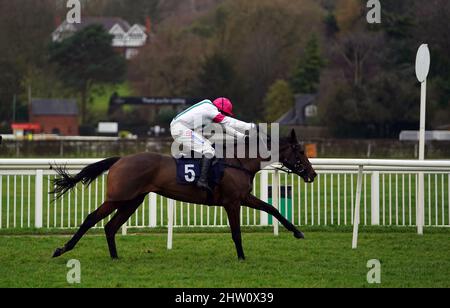 Photo du dossier datée du 07-12-2021 de Get A Tonic Red par Harry Skelton sur leur chemin pour gagner l'obstacle des novices de Cazoo à l'hippodrome d'Uttoxeter. Get A Tonic peut enregistrer une première victoire répertoriée dans l'obstacle des novices de la Vierge Bet Mares à Doncaster. Date d'émission : jeudi 3 mars 2022. Banque D'Images