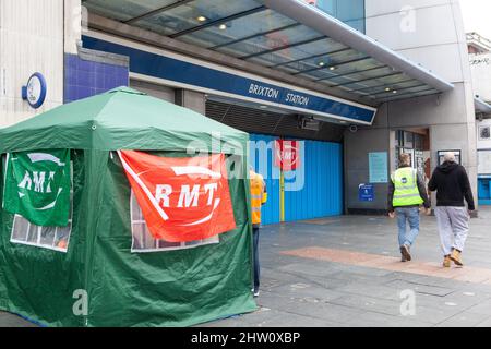 Londres, Royaume-Uni, 3 mars 2022 : grève des piquets syndicaux du RMT à la gare de Brixton. C'est le deuxième jour de grève cette semaine, après que les syndicats et Transports de Londres n'aient pas réussi à s'entendre sur diverses questions, y compris les pensions. Anna Watson/Alay Live News Banque D'Images