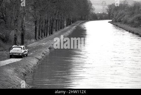 1964 Citroën DS19 conduite par le canal de Bourgogne France Banque D'Images