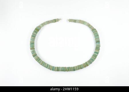 Art inspiré par String of Disk Beads, New Kingdom, Dynasty 18, fin, ca. 1425–1295 av. J.-C., d'Égypte; probablement du nord de la haute-Égypte, Deir el-Balles, Faience, L. 29,3 cm (11 9/16 po, œuvres classiques modernisées par Artotop avec une touche de modernité. Formes, couleur et valeur, impact visuel accrocheur sur l'art émotions par la liberté d'œuvres d'art d'une manière contemporaine. Un message intemporel qui cherche une nouvelle direction créative. Artistes qui se tournent vers le support numérique et créent le NFT Artotop Banque D'Images