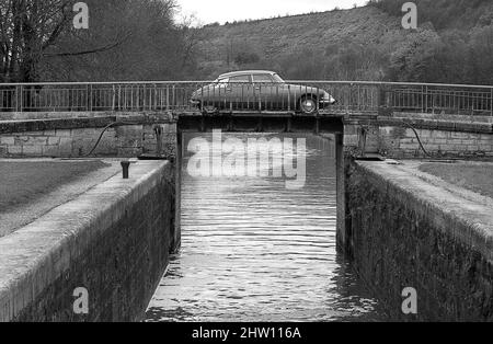 1964 Citroën DS19 conduite par le canal de Bourgogne France Banque D'Images