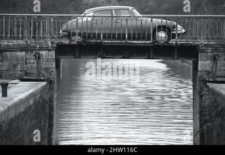 1964 Citroën DS19 conduite par le canal de Bourgogne France Banque D'Images