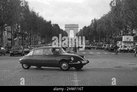 1964 Citroën DS19 sur les champs-Elysées Paris France Banque D'Images