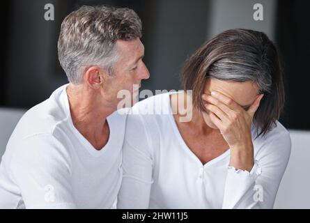 Ses se sentent contrariés. Photo d'un homme mûr assis à côté de sa femme qui se sent déprimé. Banque D'Images