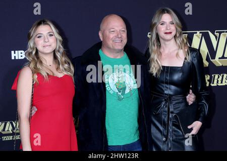 LOS ANGELES - 2 MARS : Chiklis d'automne, Michael Chiklis, Odessa Chiklis au moment du gain - la montée de la dynastie Lakers LA Premiere à l'hôtel Ace le 2 mars 2022 à Los Angeles, CA Banque D'Images