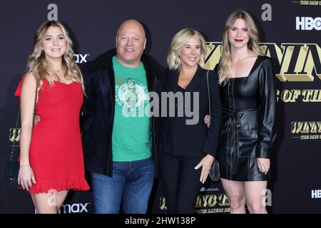 Los Angeles, Californie. 2nd mars 2022. Autumn Chiklis, Michael Chiklis, Michelle Chiklis, Odessa Chiklis aux arrivées pour GAGNER DU TEMPS : LA MONTÉE DE LA DYNASTIE DES LAKERS première série, le Théâtre à l'Ace Hotel, Los Angeles, CA 2 mars 2022. Crédit : Priscilla Grant/Everett Collection/Alay Live News Banque D'Images