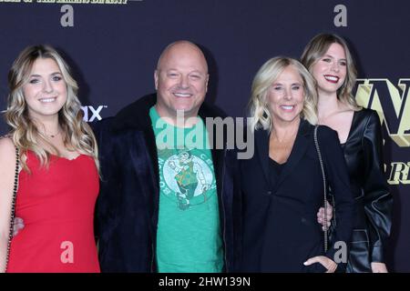 Los Angeles, Californie. 2nd mars 2022. Autumn Chiklis, Michael Chiklis, Michelle Chiklis, Odessa Chiklis aux arrivées pour GAGNER DU TEMPS : LA MONTÉE DE LA DYNASTIE DES LAKERS première série, le Théâtre à l'Ace Hotel, Los Angeles, CA 2 mars 2022. Crédit : Priscilla Grant/Everett Collection/Alay Live News Banque D'Images