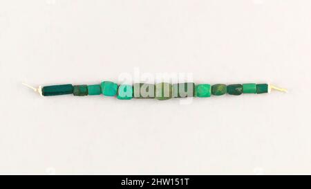 Art inspiré par la chaîne de 13 perles, période romaine, 30 B.C.–A.D. 364, d'Égypte, verre vert et pierre, l. 10 cm (3 15/16 po, œuvres classiques modernisées par Artotop avec une touche de modernité. Formes, couleur et valeur, impact visuel accrocheur sur l'art émotions par la liberté d'œuvres d'art d'une manière contemporaine. Un message intemporel qui cherche une nouvelle direction créative. Artistes qui se tournent vers le support numérique et créent le NFT Artotop Banque D'Images