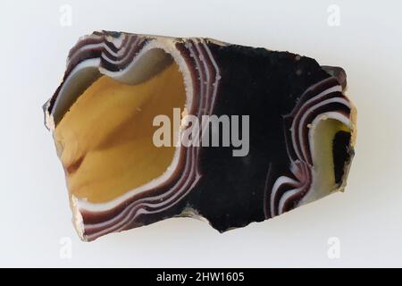 Art inspiré par l'revetment de mur, motif agate, période Ptolemaic–période romaine, 200 BC–100 AD, d'Égypte, Verre, H. 3,5 × W. 5 cm (1 3/8 × 1 15/16 po.), plaques de verre imitant le marbre cher ou les pierres ont été utilisées comme revêtements muraux, oeuvres classiques modernisées par Artotop avec une touche de modernité. Formes, couleur et valeur, impact visuel accrocheur sur l'art émotions par la liberté d'œuvres d'art d'une manière contemporaine. Un message intemporel qui cherche une nouvelle direction créative. Artistes qui se tournent vers le support numérique et créent le NFT Artotop Banque D'Images