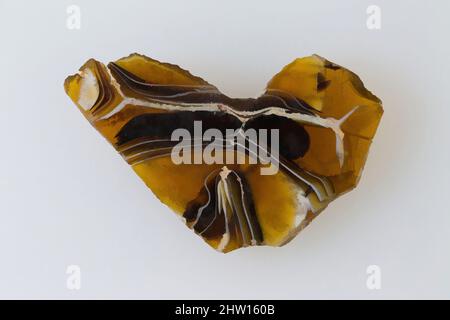 Art inspiré par l'revetment de mur, motif agate, période Ptolemaic–période romaine, 200 BC–100 AD, d'Égypte, Verre, H. 3 × W. 4,9 cm (1 3/16 × 1 15/16 po.), plaques de verre imitant le marbre cher ou les pierres ont été utilisées comme revêtements muraux, oeuvres classiques modernisées par Artotop avec une touche de modernité. Formes, couleur et valeur, impact visuel accrocheur sur l'art émotions par la liberté d'œuvres d'art d'une manière contemporaine. Un message intemporel qui cherche une nouvelle direction créative. Artistes qui se tournent vers le support numérique et créent le NFT Artotop Banque D'Images