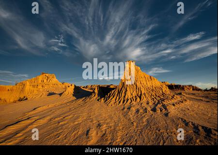 Célèbre dune appelée « murs de Chine » dans le parc national de Mungo, classé au patrimoine mondial. Banque D'Images