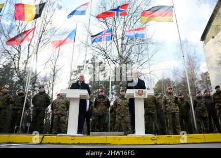 Rukla, Lituanie. 03rd mars 2022. Le président allemand Frank-Walter Steinmeier (l) et Gitanas Nauseda, président de la Lituanie, se rendent ensemble au bataillon multinational du groupement tactique de la présence avancée renforcée de l'OTAN et s'y rendent lors d'une conférence de presse. Le président Steinmeier est en visite d'une journée en Lituanie à cause de la guerre en Ukraine. Après des discussions politiques dans la capitale, il a visité l'unité. Credit: Bernd von Jutrczenka/dpa/Alamy Live News Banque D'Images