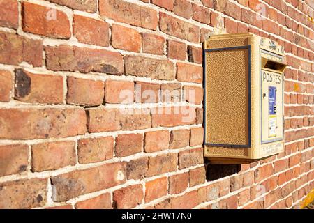 Boîtes aux lettres officielles françaises sur un mur de briques Banque D'Images