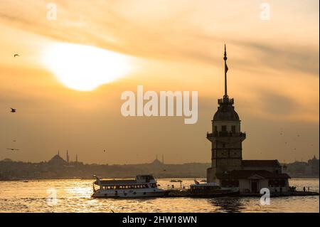 Vue sur le coucher du soleil de la Tour de Maiden à Istanbul depuis le côté asiatique Banque D'Images