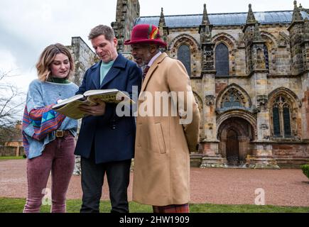 Rosslyn Chapel, Midlothian, Écosse, Royaume-Uni, 03 mars 2022. La pièce Da Vinci Code: Leigh Lothian, Nigel Harman (comme Robert Langdon), et Danny John-Jules (Sir Leigh Teabing) visitent l'emplacement emblématique de l'histoire du thriller avant d'apporter une adaptation de scène par Rachel Wagstaff et Duncan Abel et est dirigé par Luke Sheppard. Banque D'Images