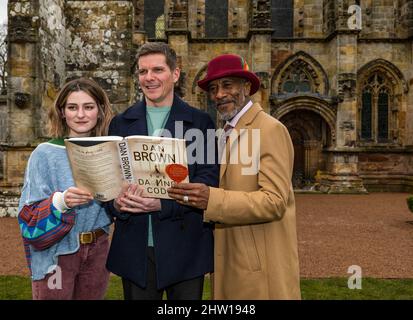 Rosslyn Chapel, Midlothian, Écosse, Royaume-Uni, 03 mars 2022. La pièce Da Vinci Code: Leigh Lothian, Nigel Harman (comme Robert Langdon), et Danny John-Jules (Sir Leigh Teabing) visitent l'emplacement emblématique de l'histoire du thriller avant d'apporter une adaptation de scène par Rachel Wagstaff et Duncan Abel et est dirigé par Luke Sheppard. Banque D'Images